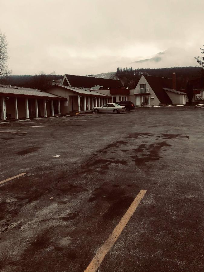 Selkirk Inn Golden Exterior foto